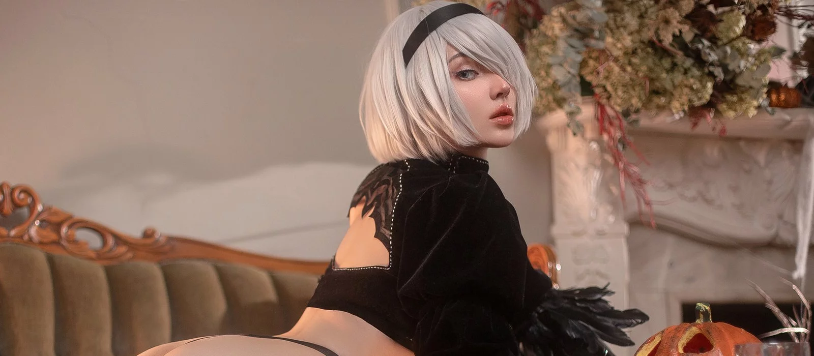 Модель показала свои формы в хэллоуинском образе 2B из Nier Automata
