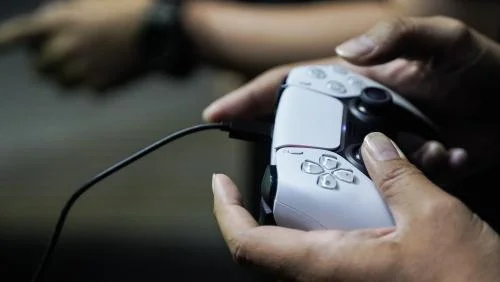 Продажи PS5 снизились, но консоль почти догнала PS4 и даже обошла Nintendo Switch 2 в праздничном квартале